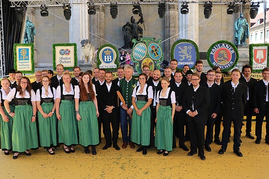 die Brauerlehrlinge 2019 auf dem Odeonplatz (©foto. Martin Schmitz)